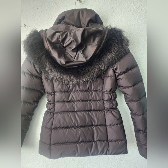 The North Face Women's Black Puffer Jacket - Picture 4 of 12